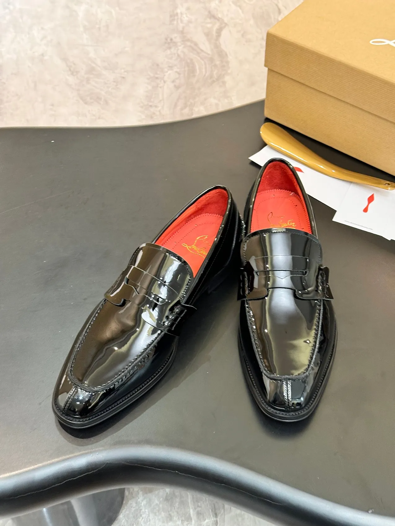 [CL red sole shoes] Top P: 1020💰 Size 39-44 (⚠️38.45.46.47 custom-made, non-returnable and non-exchangeable) 🆑High-end men's business formal leather shoes, original authentic top quality goods ••✅💯 Top original order purchasing agent! Original imported patterned cowhide ➕Imported cowhide lining ➕Cowhide feet ➕Original leather outsole~🉑️Feel free to compare the authentic ones!